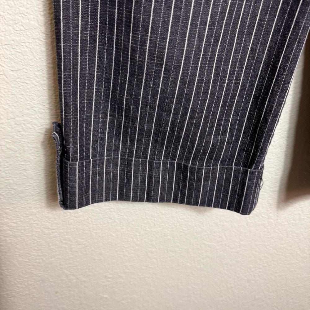 Larry Levine Capri Women's Pants‎ Size 8 Stretch Cuffed Grey with White Stripes - Picture 3 of 5